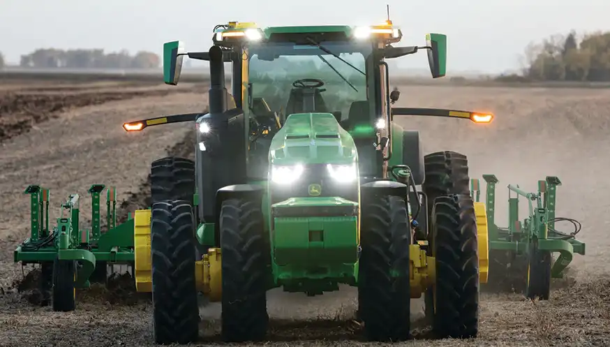 John Deere podczas pracy w polu 