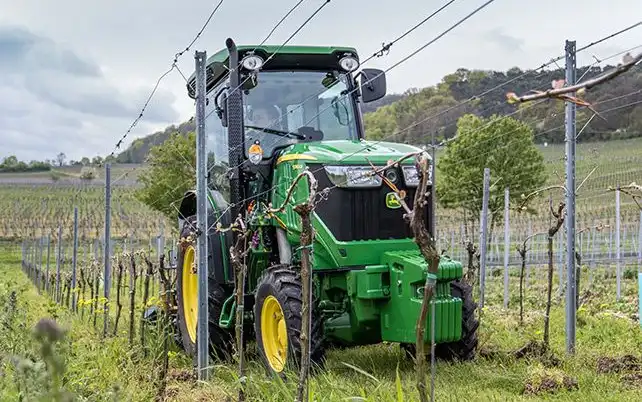 Sadowniczy ciągnik John Deere