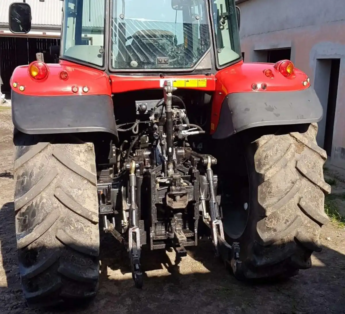 Tylny TUZ w ciągniku Massey Ferguson 